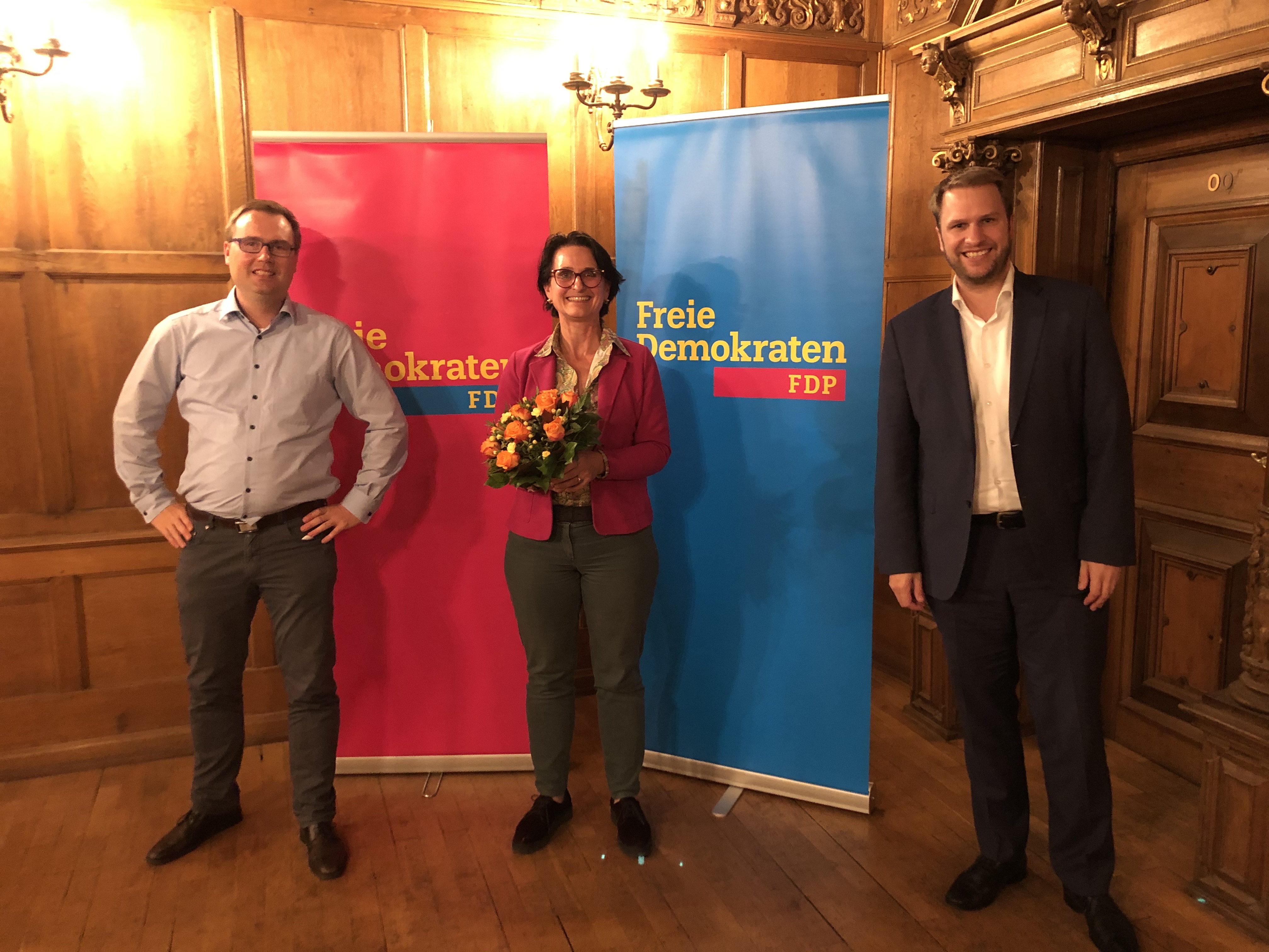 Der Kreisvorsitzende der Lübecker Freien Demokraten Daniel Kerlin gratulierte Heike Stegemann gemeinsam mit dem Fraktionsvorsitzenden der FDP-Landtagsfraktion Christopher Vogt zur Nominierung. 