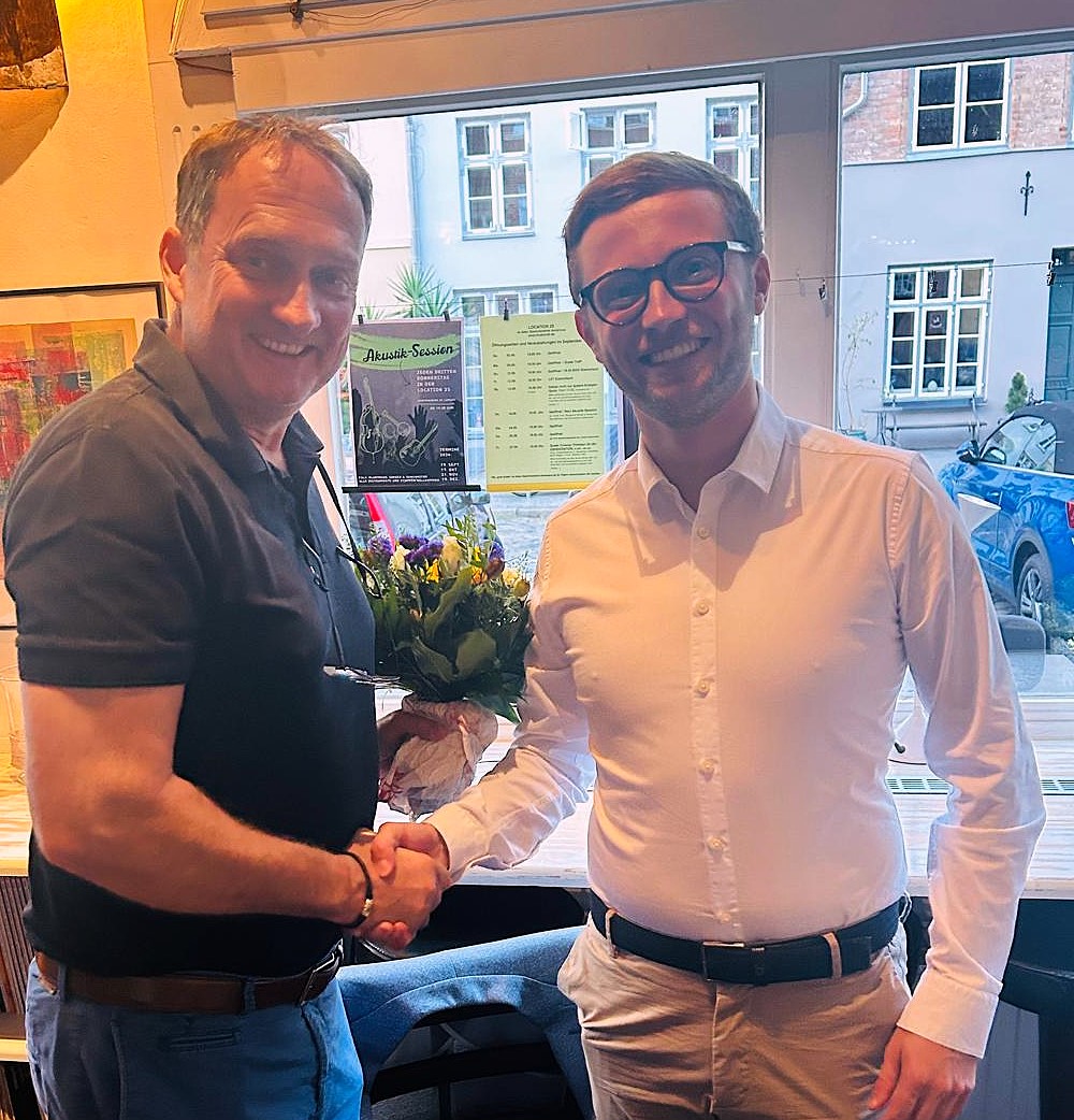 Der Kreisvorsitzende Thomas Rathcke gratuliert Robert Schörck