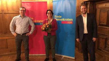 Der Kreisvorsitzende der Lübecker Freien Demokraten Daniel Kerlin gratulierte Heike Stegemann gemeinsam mit dem Fraktionsvorsitzenden der FDP-Landtagsfraktion Christopher Vogt zur Nominierung.